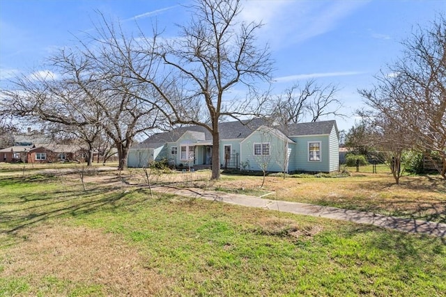 view of front of property with a front yard