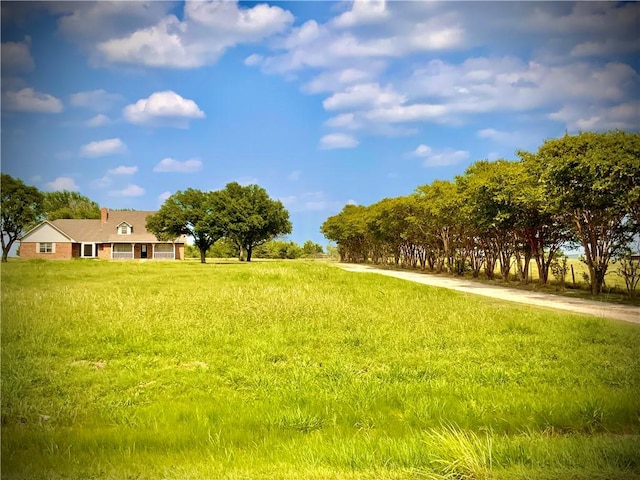 view of yard featuring a rural view