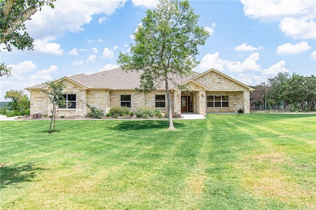 view of front of house featuring a front lawn