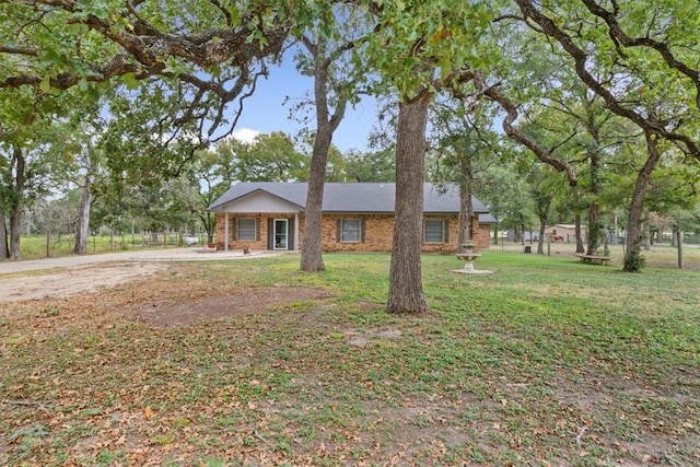 single story home with a front lawn