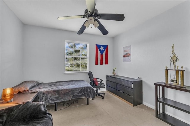 bedroom with ceiling fan