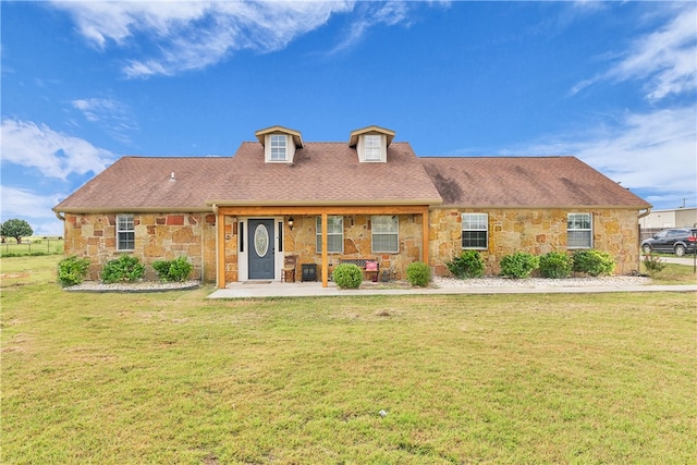 view of front of property featuring a front lawn