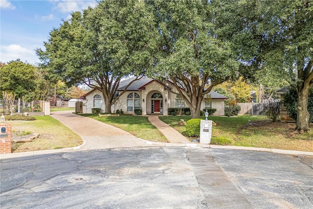 view of front facade with a front yard