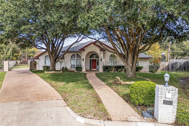 view of front of house featuring a front lawn