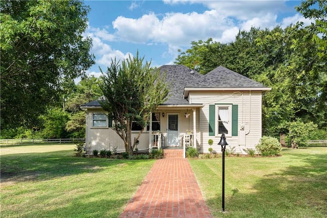 view of front of property featuring covered porch and a front lawn