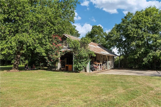 view of yard with an outdoor structure