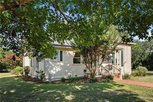 view of front facade featuring a front yard and covered porch