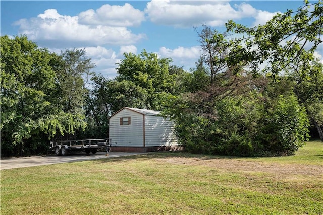 view of yard featuring a storage shed