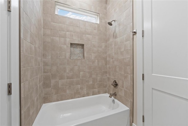 bathroom featuring tiled shower / bath