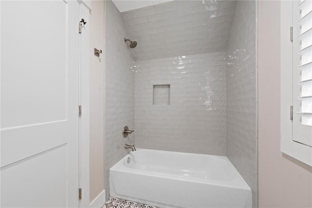 bathroom featuring tiled shower / bath combo