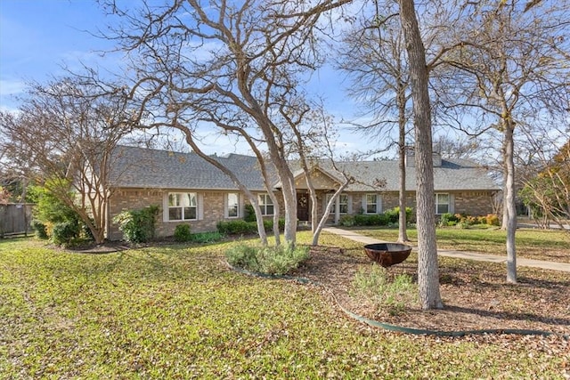 ranch-style home featuring a front lawn