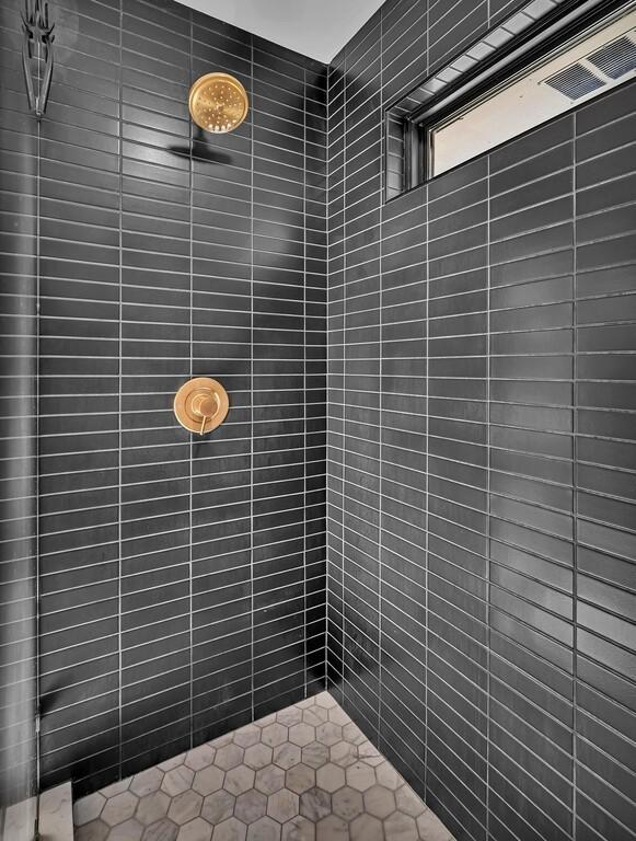 full bath featuring tiled shower