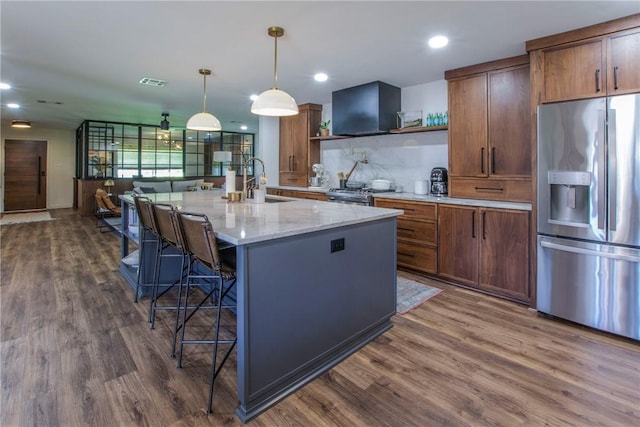 kitchen with a kitchen bar, open shelves, tasteful backsplash, dark wood-style floors, and stainless steel appliances