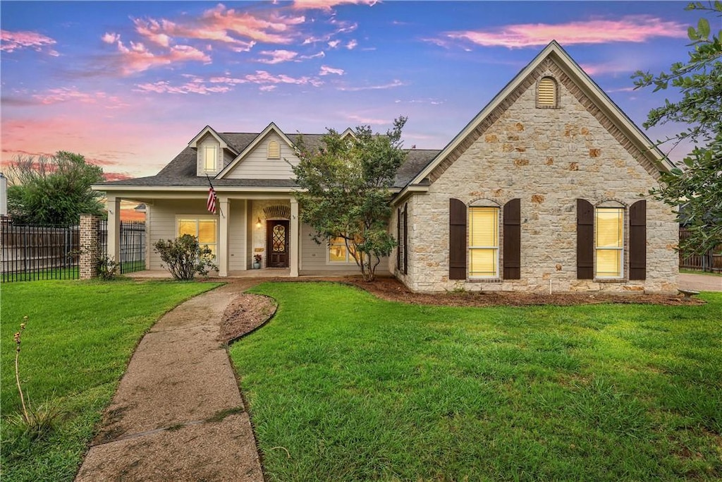 view of front of property featuring a lawn