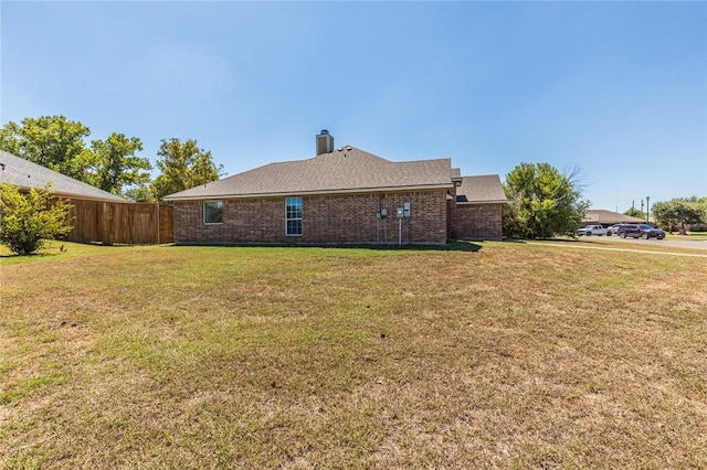 view of side of property featuring a lawn