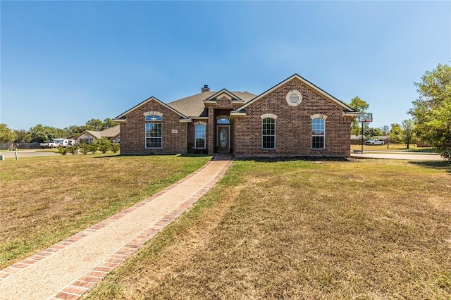 view of front of home featuring a front yard