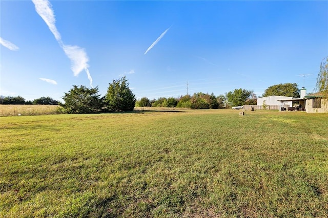 view of yard featuring a rural view