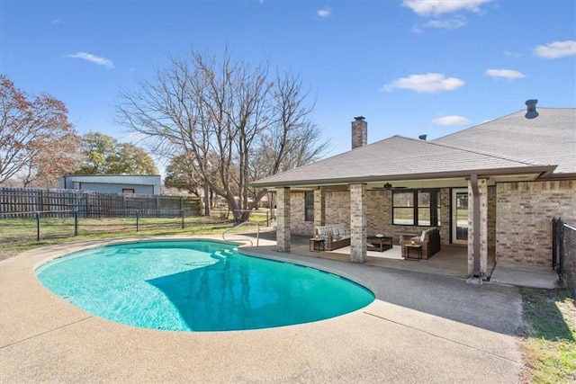 view of swimming pool featuring an outdoor hangout area, a patio, and ceiling fan