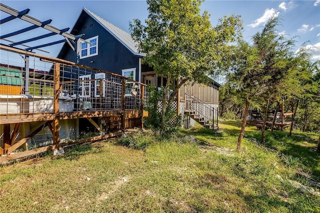 view of yard with a pergola