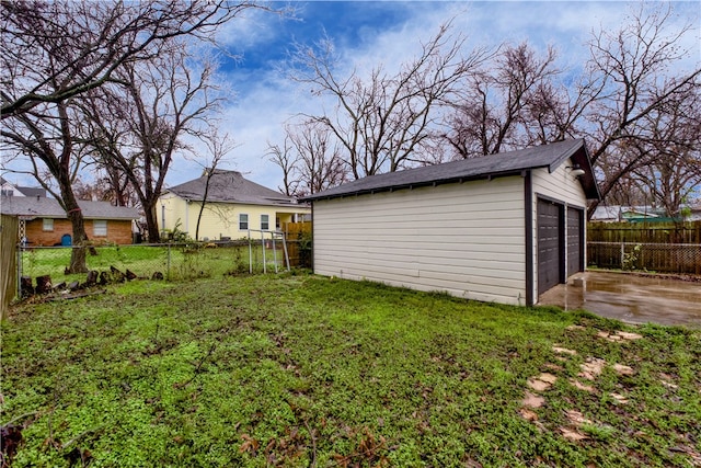 view of yard featuring an outdoor structure and a garage