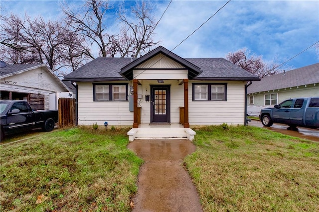 bungalow featuring a front lawn