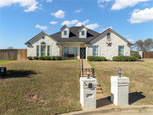 view of front facade featuring a front yard