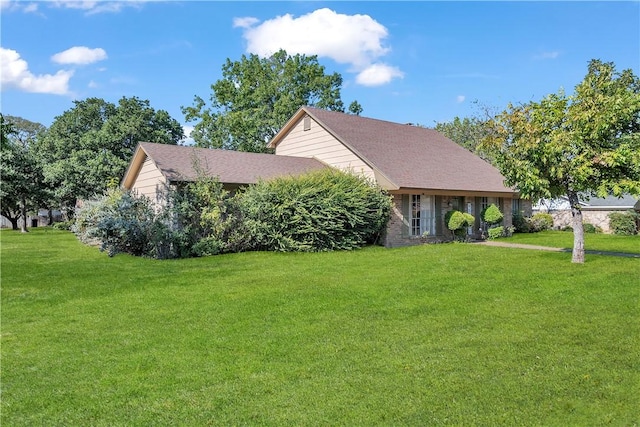 view of front of property featuring a front lawn