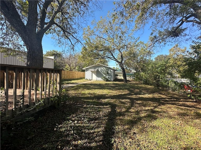 view of yard featuring an outbuilding