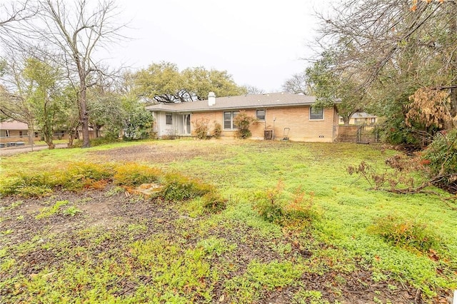 ranch-style home featuring a front yard