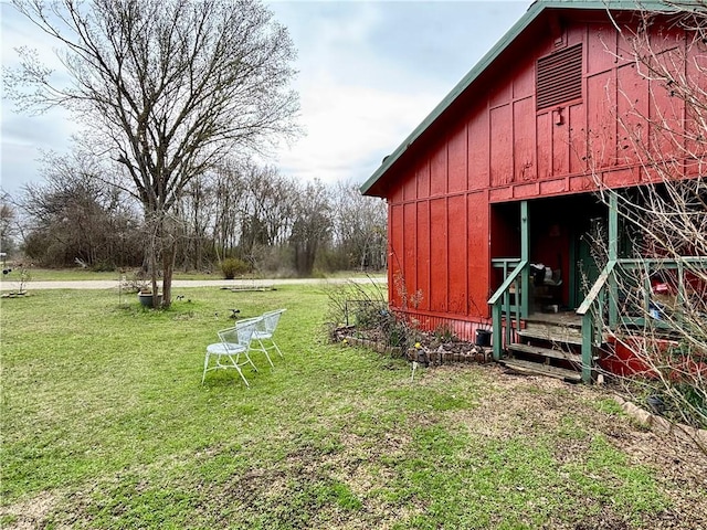 view of yard with an outbuilding and a barn