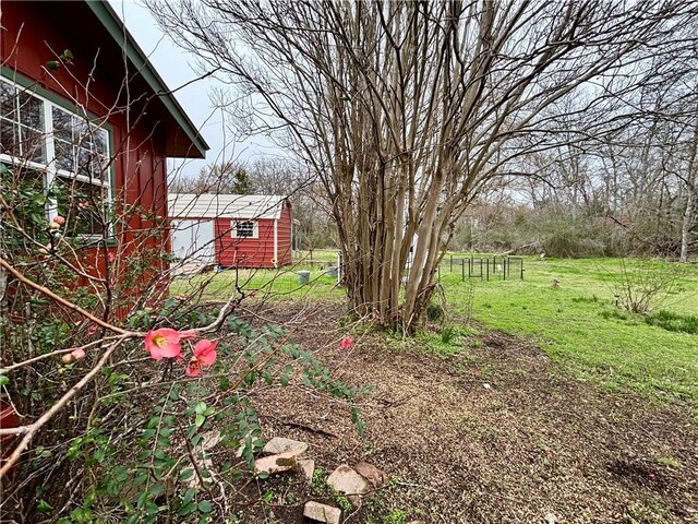 view of yard featuring an outdoor structure