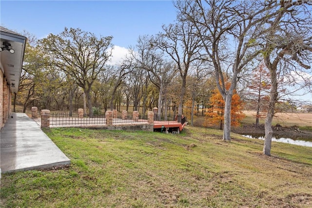 view of yard featuring a water view