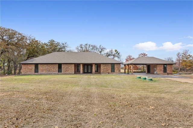 ranch-style home featuring a front lawn