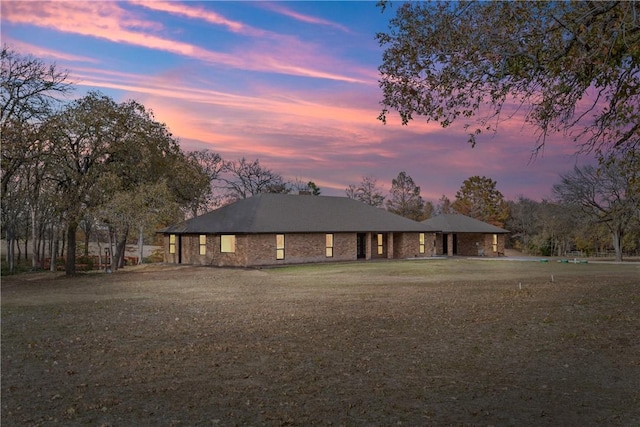 view of front facade featuring a yard