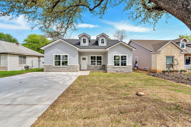 view of front of house with a front yard