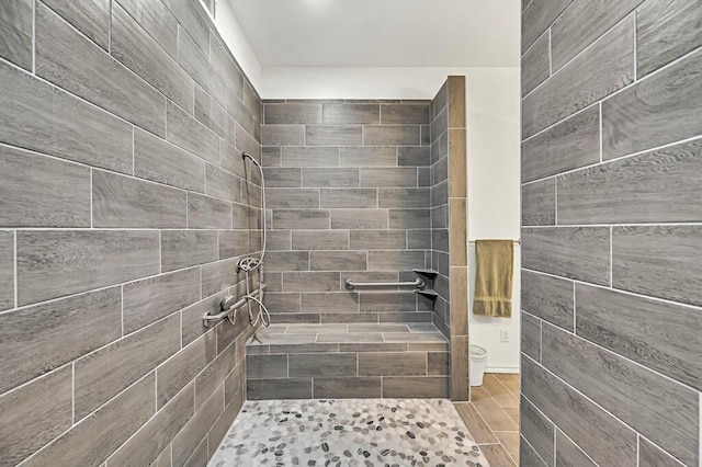 bathroom featuring tiled shower