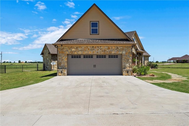 view of front of home featuring fence, roof with shingles, a front lawn, concrete driveway, and a garage