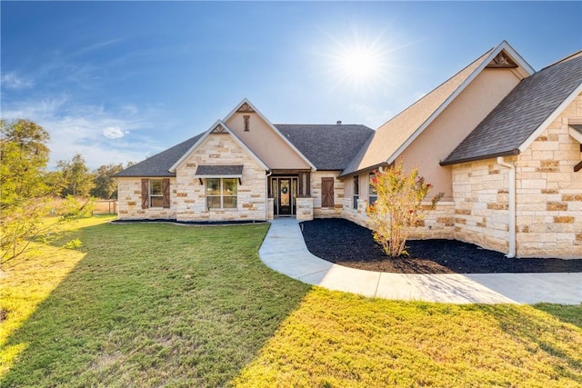 view of front of property featuring a front yard