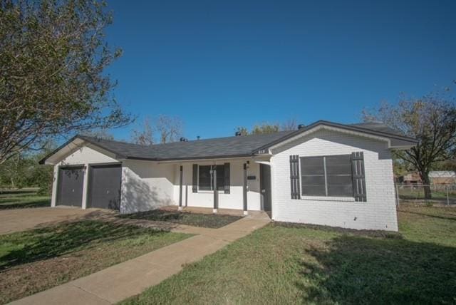 view of front of house featuring a front yard and a garage