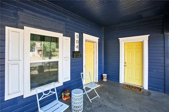 entrance to property featuring a porch