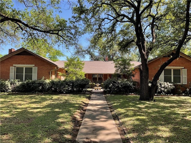 single story home featuring a front lawn