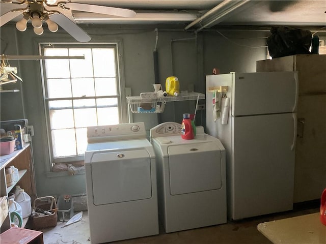 clothes washing area featuring ceiling fan and washer and dryer