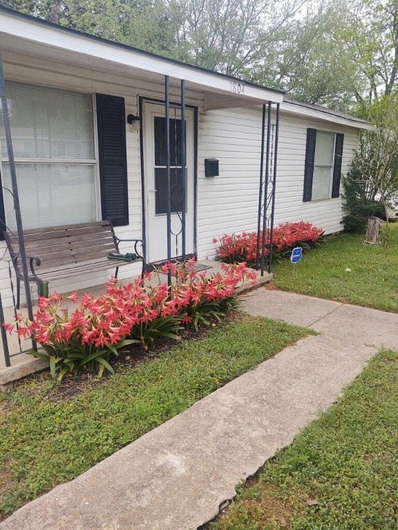 view of front of property with a front lawn