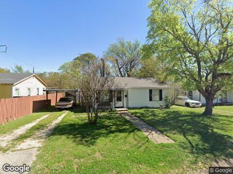 view of front of house featuring driveway, fence, and a front yard