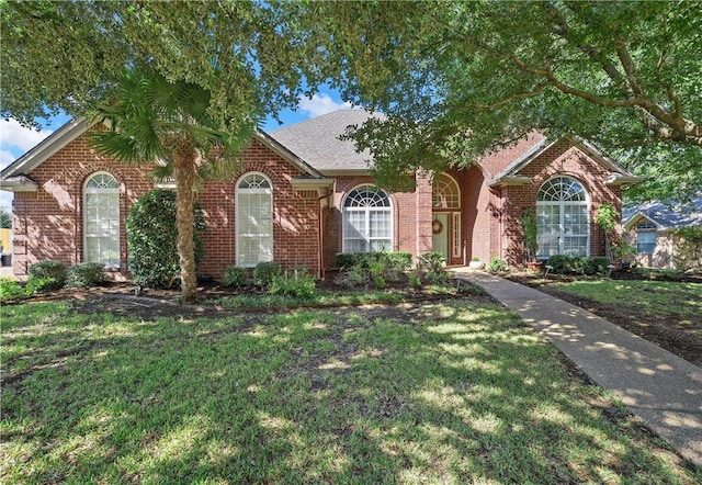 view of front of home featuring a front lawn