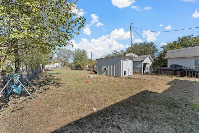 view of yard featuring a storage shed