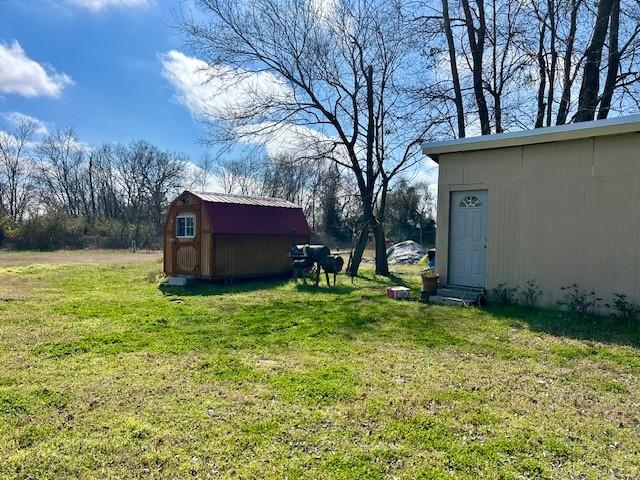 view of yard featuring a storage shed