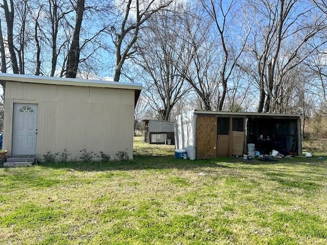 view of yard with an outdoor structure