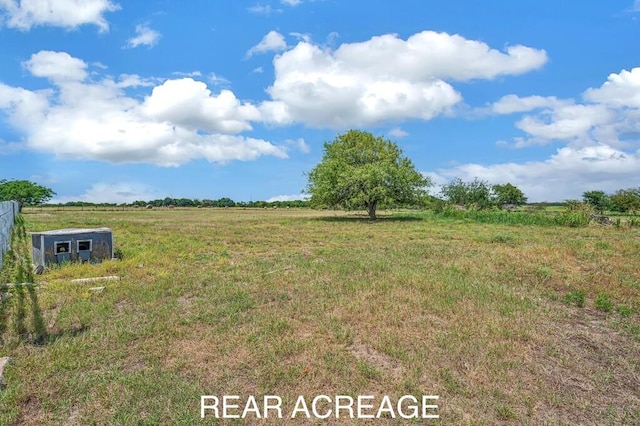 view of yard featuring a rural view