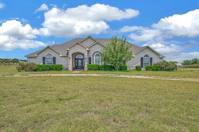 view of front of property featuring a front lawn